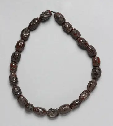 Dokumentasi museum String for Men's Hat. Nama pembuat belum tercantum pada daftar atribusi museum.