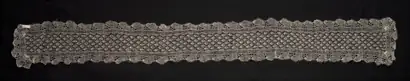 Dokumentasi museum Lace Scarf. Nama pembuat belum tercantum pada daftar atribusi museum.