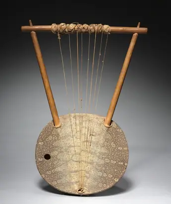 Dokumentasi museum Lyre (ndongo, endongo, entongoli, or kissar). Nama pembuat belum tercantum pada daftar atribusi museum.