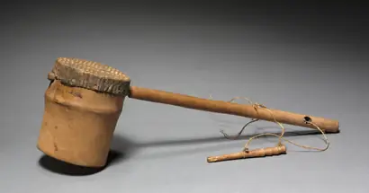 Dokumentasi museum Spike fiddle (endingidi or iningidi). Nama pembuat belum tercantum pada daftar atribusi museum.