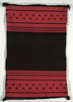 Dokumentasi museum Woman’s Two-Piece Dress (Biil’éé). Nama pembuat belum tercantum pada daftar atribusi museum.