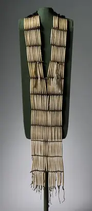 Dokumentasi museum Hair-Pipe Necklace. Nama pembuat belum tercantum pada daftar atribusi museum.
