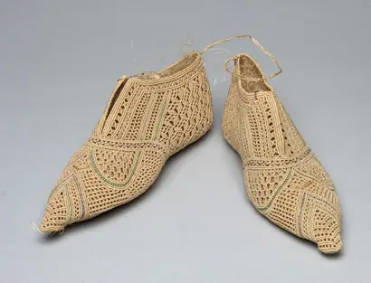 Dokumentasi museum Pair of Shoes. Nama pembuat belum tercantum pada daftar atribusi museum.