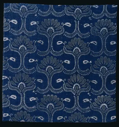 Dokumentasi museum Loom width with Stylized Leaf Design. Nama pembuat belum tercantum pada daftar atribusi museum.