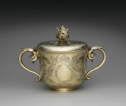 Dokumentasi museum Two-Handled Cup and Cover. Nama pembuat belum tercantum pada daftar atribusi museum.
