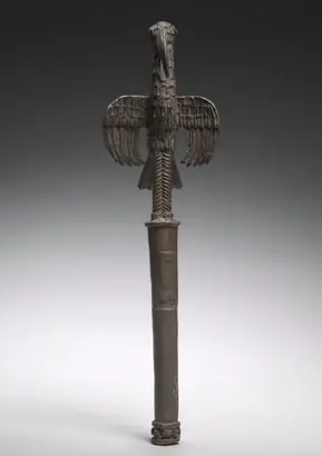 Dokumentasi museum Idiophone/Staff (ahianmwẹn-ọrọ). Nama pembuat belum tercantum pada daftar atribusi museum.