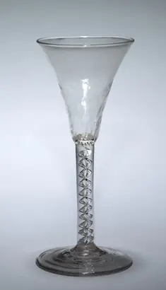 Dokumentasi museum Wine Glass. Nama pembuat belum tercantum pada daftar atribusi museum.