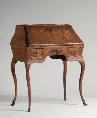 Dokumentasi museum Ladies Writing Desk. Nama pembuat belum tercantum pada daftar atribusi museum.