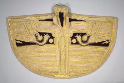 Dokumentasi museum Gold-Thread Embroidered Garment for a Woman. Nama pembuat belum tercantum pada daftar atribusi museum.
