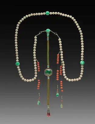 Dokumentasi museum Mandarin Necklace. Nama pembuat belum tercantum pada daftar atribusi museum.