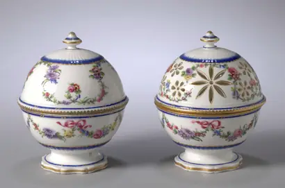 Dokumentasi museum Soap Box and Sponge Box Set. manufacturer: Sèvres Porcelain Factory (French, est. 1756); decorated by: Antoine-Toussaint Cornaille (French, 1735–1812).