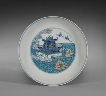 Dokumentasi museum Plate with Isle of the Immortals. Nama pembuat belum tercantum pada daftar atribusi museum.