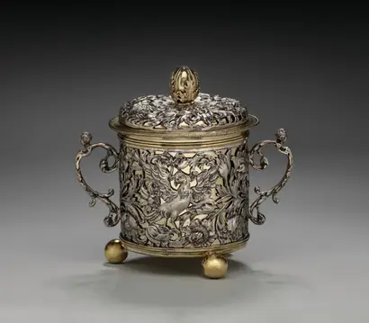 Dokumentasi museum Two-Handled Cup and Cover. Nama pembuat belum tercantum pada daftar atribusi museum.