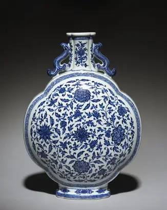 Dokumentasi museum Gourd Flask with Floral Scrolls. Nama pembuat belum tercantum pada daftar atribusi museum.