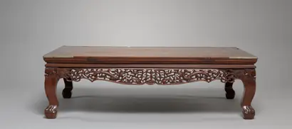 Dokumentasi museum Low Table (kang zhuo) with Dragons in Clouds. Nama pembuat belum tercantum pada daftar atribusi museum.