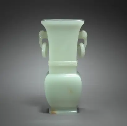 Dokumentasi museum Vase in the Form of Archaic Hu. Nama pembuat belum tercantum pada daftar atribusi museum.