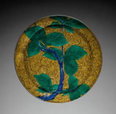 Dokumentasi museum Large Dish with Persimmon Branch. Nama pembuat belum tercantum pada daftar atribusi museum.
