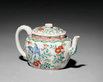 Dokumentasi museum Teapot with Birds and Flowers. Nama pembuat belum tercantum pada daftar atribusi museum.