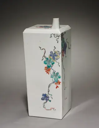 Dokumentasi museum Square Bottle with Squirrel and Grapes. Nama pembuat belum tercantum pada daftar atribusi museum.