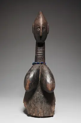Dokumentasi museum Headdress (Zigiren-Wɔndɛ). Nama pembuat belum tercantum pada daftar atribusi museum.