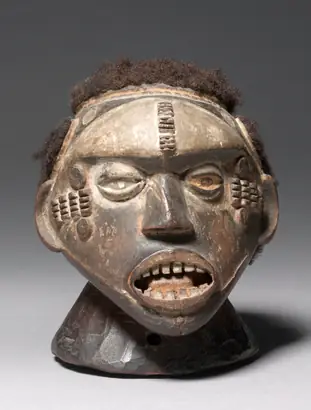 Dokumentasi museum Headdress. Nama pembuat belum tercantum pada daftar atribusi museum.