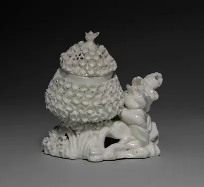 Dokumentasi museum Potpourri Vase with Cover. Peran menurut katalog: Mennecy Factory (French); manufacturer: Vincennes Porcelain Factory (France, 1740–56).