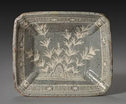 Dokumentasi museum Dish with Autumn Grasses and Rocks. Nama pembuat belum tercantum pada daftar atribusi museum.