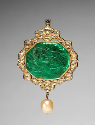 Dokumentasi museum Pendant with Chain. Nama pembuat belum tercantum pada daftar atribusi museum.