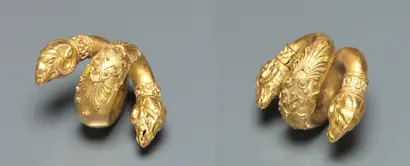Dokumentasi museum Pair of Earrings or Hair Ringlets with Ram Head. Nama pembuat belum tercantum pada daftar atribusi museum.