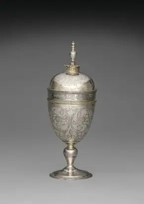Dokumentasi museum Standing Cup and Cover. Nama pembuat belum tercantum pada daftar atribusi museum.