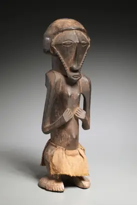 Dokumentasi museum Shrine Figure (misi or mishi). Nama pembuat belum tercantum pada daftar atribusi museum.