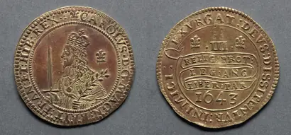 Dokumentasi museum Triple Unite or Three Pound Piece: Charles I (obverse); Declaration on Scroll (reverse). Nama pembuat belum tercantum pada daftar atribusi museum.