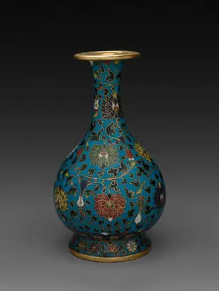 Dokumentasi museum Vase with Floral Scrolls. Nama pembuat belum tercantum pada daftar atribusi museum.