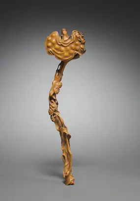 Dokumentasi museum Scepter in the Shape of a Ruyi Fungus. Nama pembuat belum tercantum pada daftar atribusi museum.