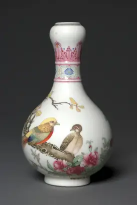 Dokumentasi museum Vase with Golden Pheasants. Nama pembuat belum tercantum pada daftar atribusi museum.
