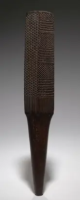 Dokumentasi museum Tapa Cloth Beater (l'e kuku). Nama pembuat belum tercantum pada daftar atribusi museum.