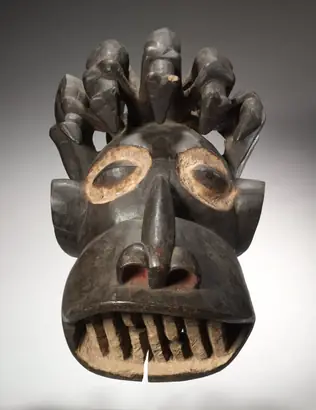 Dokumentasi museum Helmet Mask. Nama pembuat belum tercantum pada daftar atribusi museum.