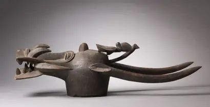 Dokumentasi museum Helmet Mask. Nama pembuat belum tercantum pada daftar atribusi museum.