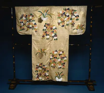 Dokumentasi museum Nō Costume (Nuihaku) with  Blossoming Trees and Flowers. Nama pembuat belum tercantum pada daftar atribusi museum.