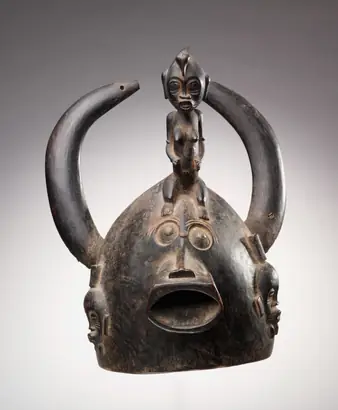 Dokumentasi museum Helmet Mask. Nama pembuat belum tercantum pada daftar atribusi museum.