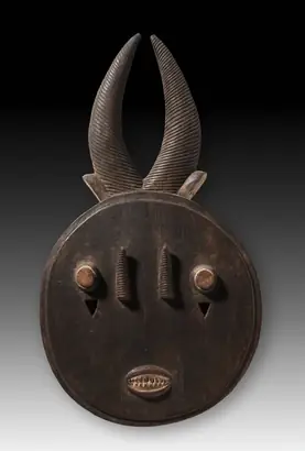 Dokumentasi museum Mask (Kple Kple or Kouassi Gbe). Nama pembuat belum tercantum pada daftar atribusi museum.