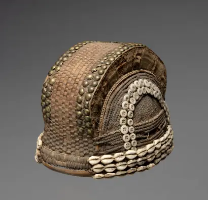 Dokumentasi museum Headpiece (nlo-o-ngo). Nama pembuat belum tercantum pada daftar atribusi museum.