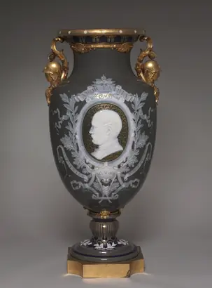 Dokumentasi museum Vase with Portrait of President MacMahon. decorated by: Alfred-Thompson Gobert (French, 1822–1894); thrower: Constantin Renard (French); gilded by: Emile-Bernard Rejoux (French, 1832-); sculptor: Jean-Denis Larue (French, 1884); decorated by: Jules Archelais (French, 1865–1902).