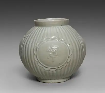 Dokumentasi museum Jar with Four Auspicious Characters in Relief. Nama pembuat belum tercantum pada daftar atribusi museum.