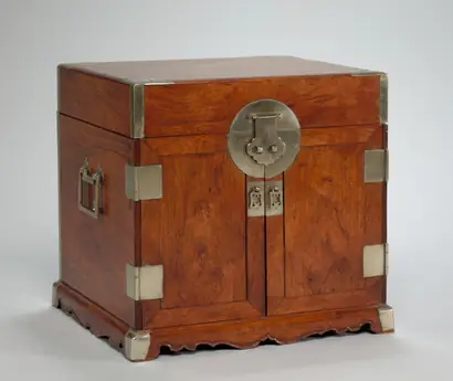 Dokumentasi museum Small Chest with Inner Drawers. Nama pembuat belum tercantum pada daftar atribusi museum.