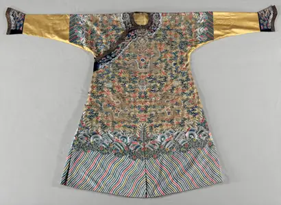 Dokumentasi museum Semi-formal Court Robe (Jifu). Nama pembuat belum tercantum pada daftar atribusi museum.