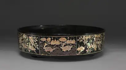 Dokumentasi museum Tray for Sewing Tools with Mother-of-Pearl Inlay. Nama pembuat belum tercantum pada daftar atribusi museum.