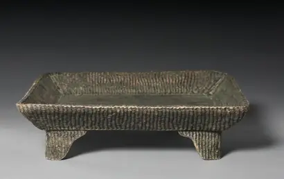 Dokumentasi museum Footed Tray. Nama pembuat belum tercantum pada daftar atribusi museum.