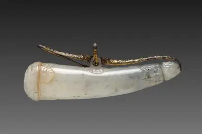 Dokumentasi museum Powder horn. Nama pembuat belum tercantum pada daftar atribusi museum.
