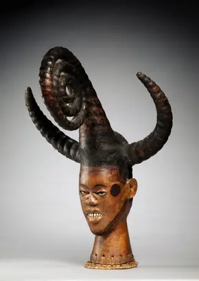 Dokumentasi museum Headdress. Nama pembuat belum tercantum pada daftar atribusi museum.